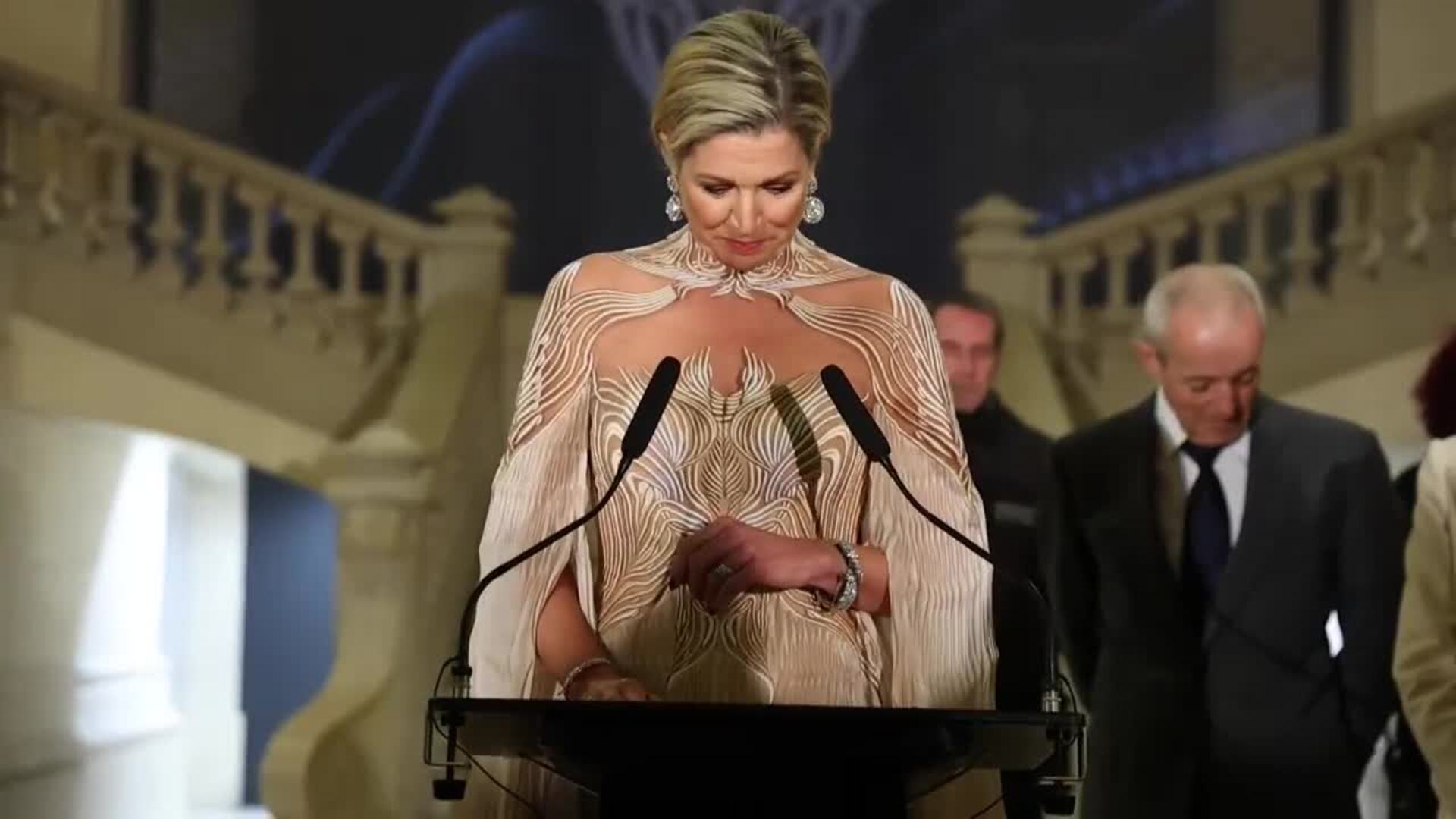 Maxima de Holanda asiste a la inauguración de muestra de diseñadora de moda en París