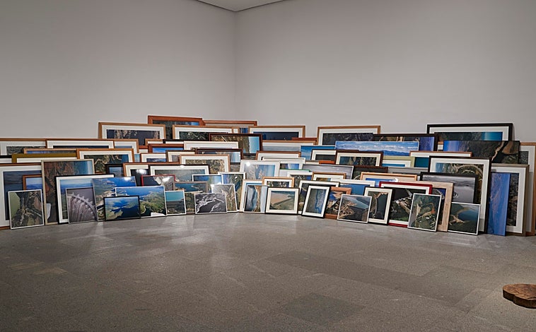 Imagen principal - Detalle de algunas de las salas que alojan 'Vista parcial', de Aranberri, en el museo madrileño