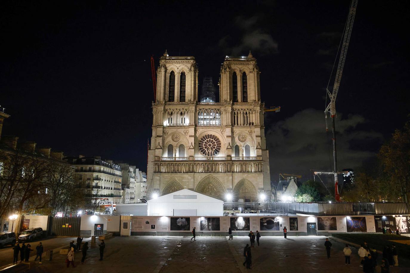 Imagen nocturna de la fachada de Notre Dame