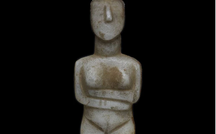 Imagen principal - Sobre estas líneas, figurilla tibetana de Tara Blanca y cabeza de Atenea. Arriba, figura femenina de las islas Cícladas
