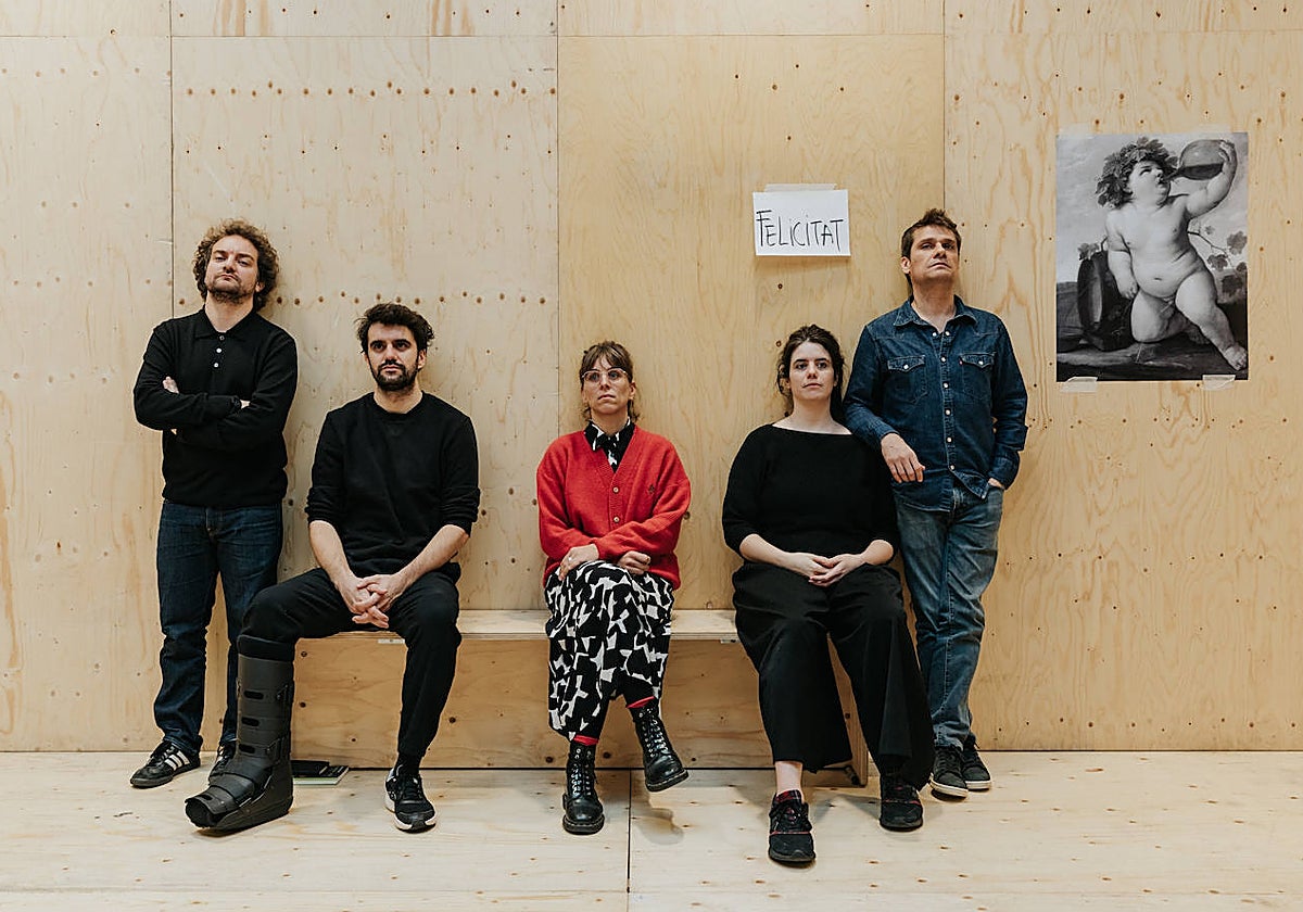 Pol López, Joan Solé, Nausicaa Bonnin, Miranda Gas y Marc Rodríguez, en 'Hedda Gabler'