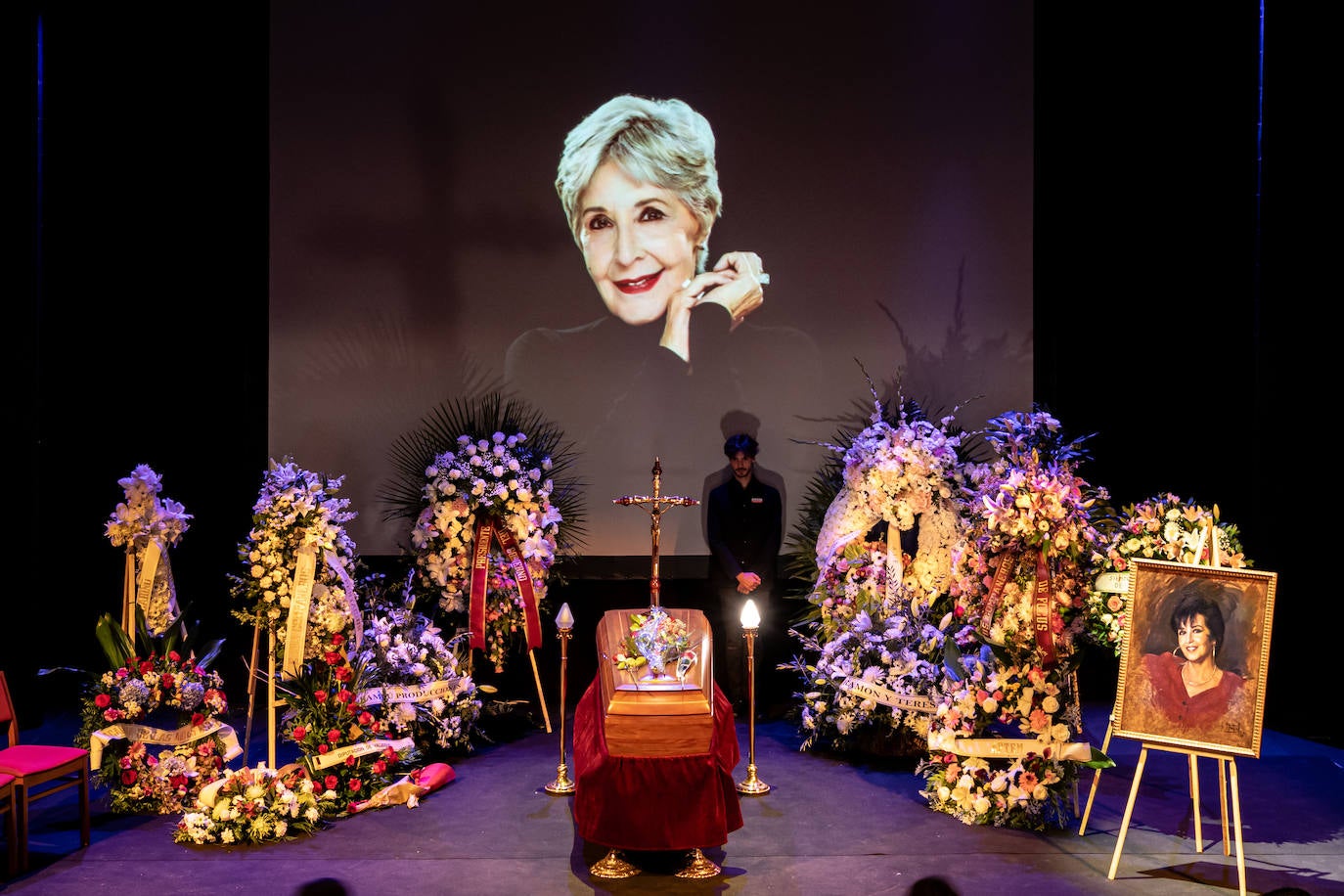 Muchas coronas enviadas por amigos y familiares rodean el féretro de Concha Velasco en el escenario del Teatro La Latina