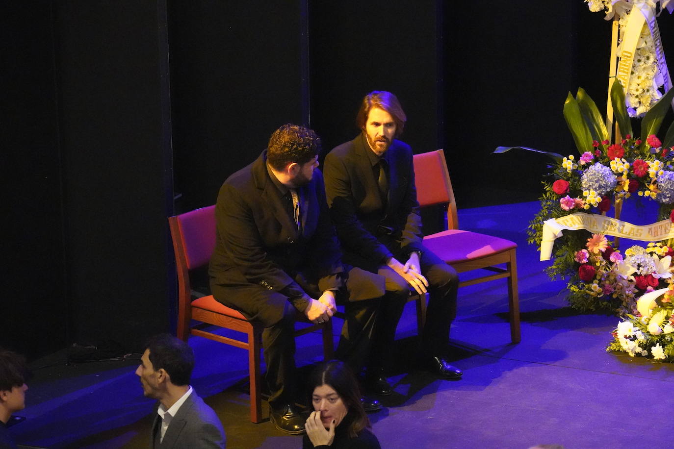 Los hijos de Concha Velasco, Manuel y Francisco, conversan en la capilla