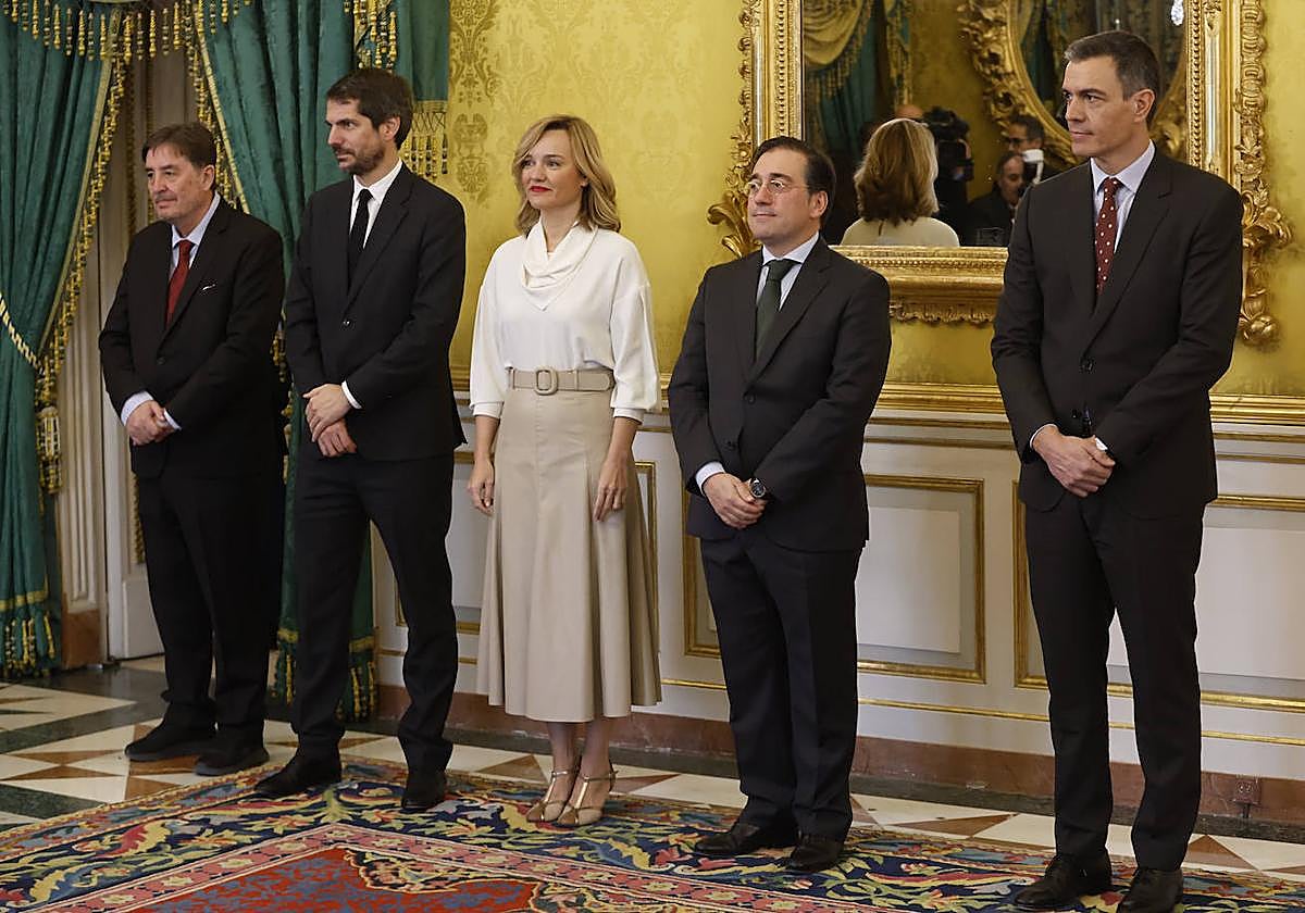 De izquierda a derecha: Luis García Montero, Ernest Urtasun, Pilar Alegría, José Manuel Albares y Pedro Sánchez