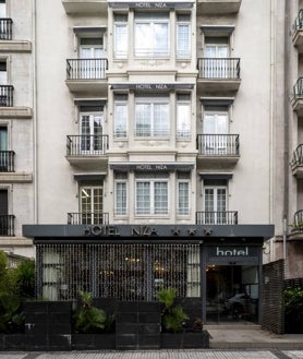 Imagen secundaria 2 - Arriba, la plaza Zaragoza de la ciudad, donde las familias de Eduardo Chillida y Pilar Belzunce eran vecinas. Sobre estas líneas, a la izquierda, Intzenea, última casa de Chillida, en el monte Igueldo. A la derecha, el hotel Niza, en el Paseo de la Concha, que perteneció a la abuela materna del escultor y hoy es propiedad de sus hijos 