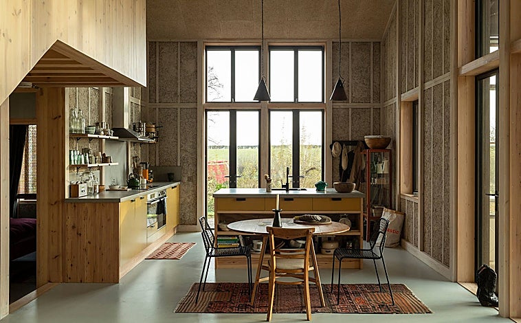 Imagen principal - Arriba, 'Flat House', de Material Cultures. Sobre estas líneas, 'Brixton Bridge', de Resolve Collective. A la derecha, Casa NKD en Dakar de Worofila Project