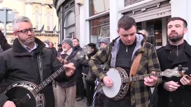 Irlanda despide a MacGowan con una desfile multitudinario y una emotiva misa