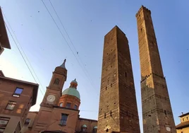 La torre Garisenda, símbolo de Bolonia, con riesgo de derrumbe, como ocurrió con la de Pisa