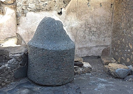 Imagen secundaria 1 - Vista aérea de la panadería, el molino y las huellas en el pavimento