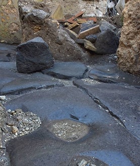 Imagen secundaria 2 - Vista aérea de la panadería, el molino y las huellas en el pavimento