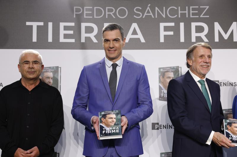 Pedro Sánchez con Jorge Javier Vázquez, el presentador de su libro, minutos antes de que comenzara el acto