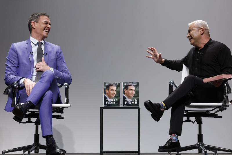 Pedro Sánchez y Jorge Javier Vázquez, presentador del libro del presidente del Gobierno