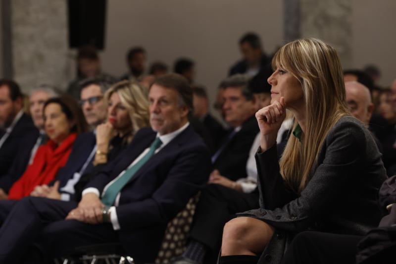 En primer plano, Begoña Gómez, mujer de Sánchez. De fondo, varios de los ministros asistentes a la presentación: Óscar Puente, Margarita Robles, Félix Bolañoz, Fernando Grande-Marlaska y Yolanda Díaz