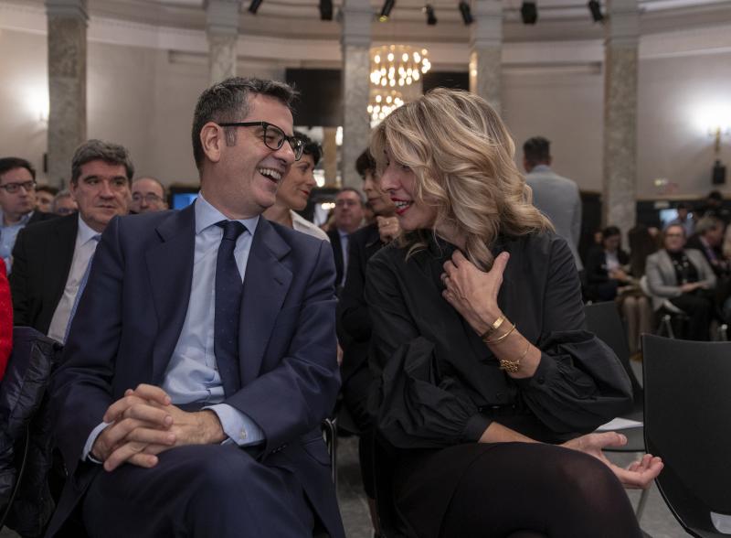 Bolaños y Yolanda Díaz conversan y ríen durante la presentación del libro del presidente del Gobierno