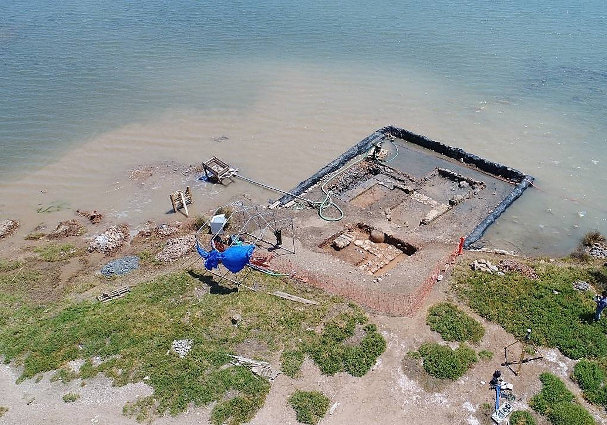 Excavaciones en bahía Ambelaki donde han descubierto posibles restos relacionados con la batalla de Salamina