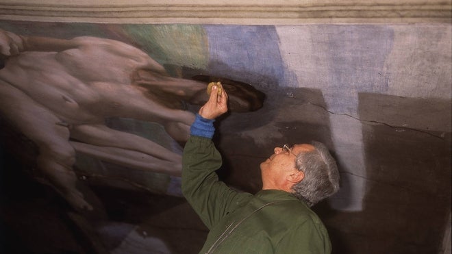 El restaurador Gianluigi Colalucci, en la Capilla Sixtina, en una fotografía de uno de sus primeros trabajos