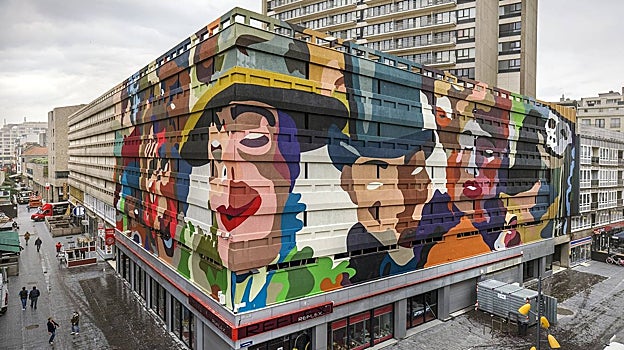 Mural de SozyOne basado en la obra de Ensor, en The Crystal Ship, un festival de arte callejero en Ostende