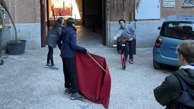 Alumno francés toreando de salón