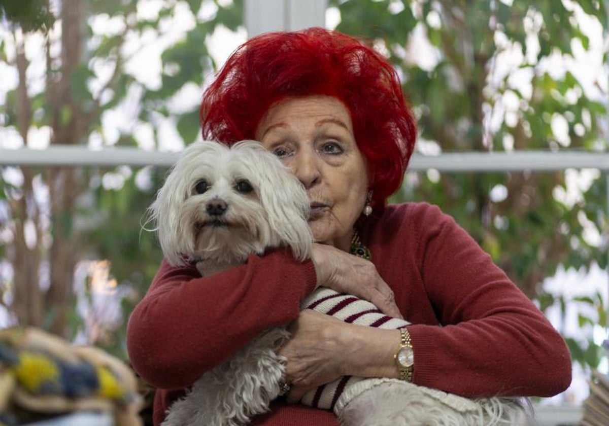 Juana de Aizpuru, con el perro de un vecino en brazos, durante la entrevista en el despacho de su galería