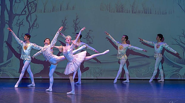 Los alumnos bailan una adaptación de la coreografía de Vasili Vainonen para el Mariinsky