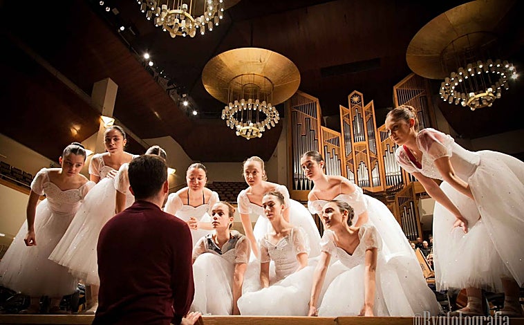 Imagen principal - Los alumnos de la escuela José Antonio Checa Ballet estrenan 'El Cascanueces' y actúan en varias ocasiones en el Auditorio Nacional de Música junto a la orquesta Filarmonía, dirigida por Pascual Osa, y en otros teatros, algo inaudito para la mayoría de escuelas de danza en España.