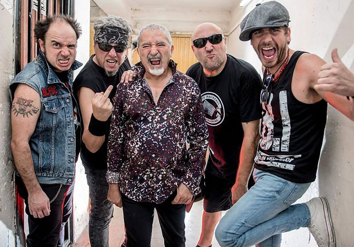 Una formación reciente de La Banda Trapera del Río, con Morfi Grei en el centro