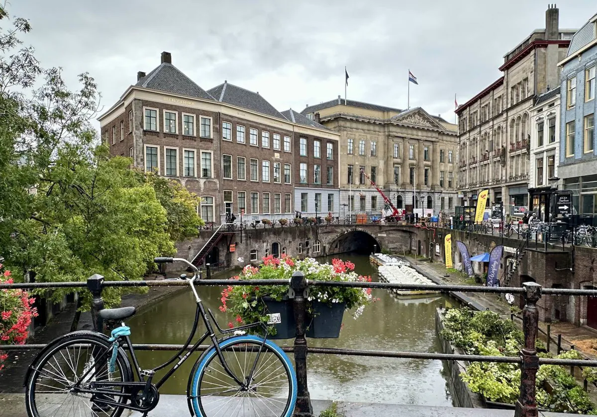 El Oudegracht (o Canal Viejo) con el Stadhuis o Ayuntamiento, donde se firmó el tratado de Utrecht