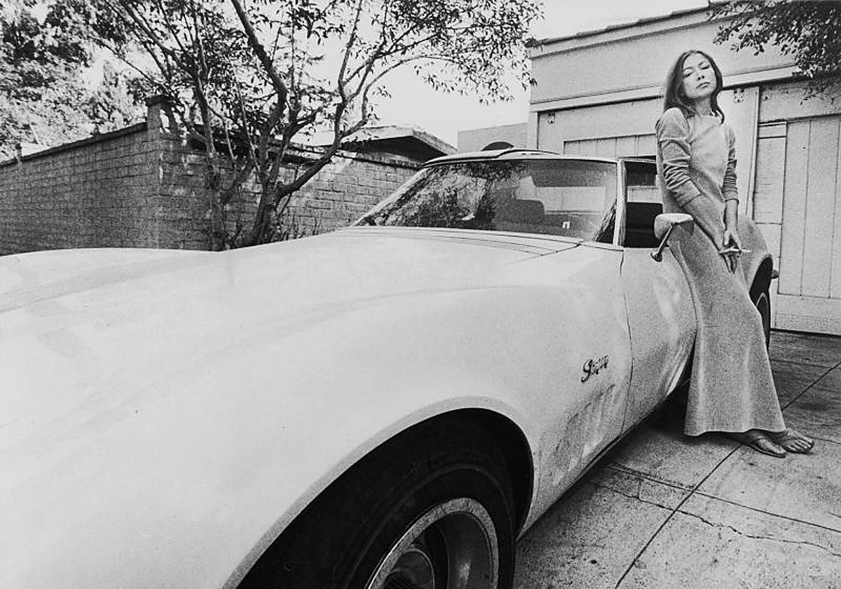 Joan Didion (Sacramento, 1934-2021) en una de sus imágenes más características, con su Corvette en 1971.