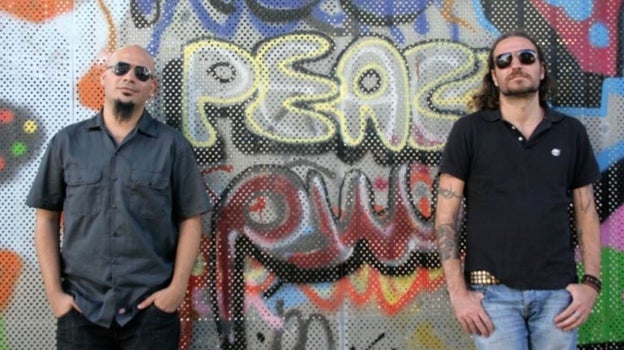 Kobi Farhi (derecha) junto al guitarrista de Khalas, Abed Hathout