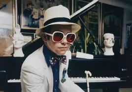 De Banksy a sus icónicas gafas de sol, así es la deslumbrante colección de arte y diseño de Elton John que sale a subasta