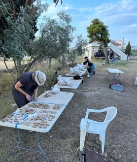 Imagen secundaria 2 - Horacio González con compañeros del proyecto de Éfeso, una investigadora del proyecto Grepure de Antonio Sáez y trabajos en Lechion, el antiguo puerto de Corinto.