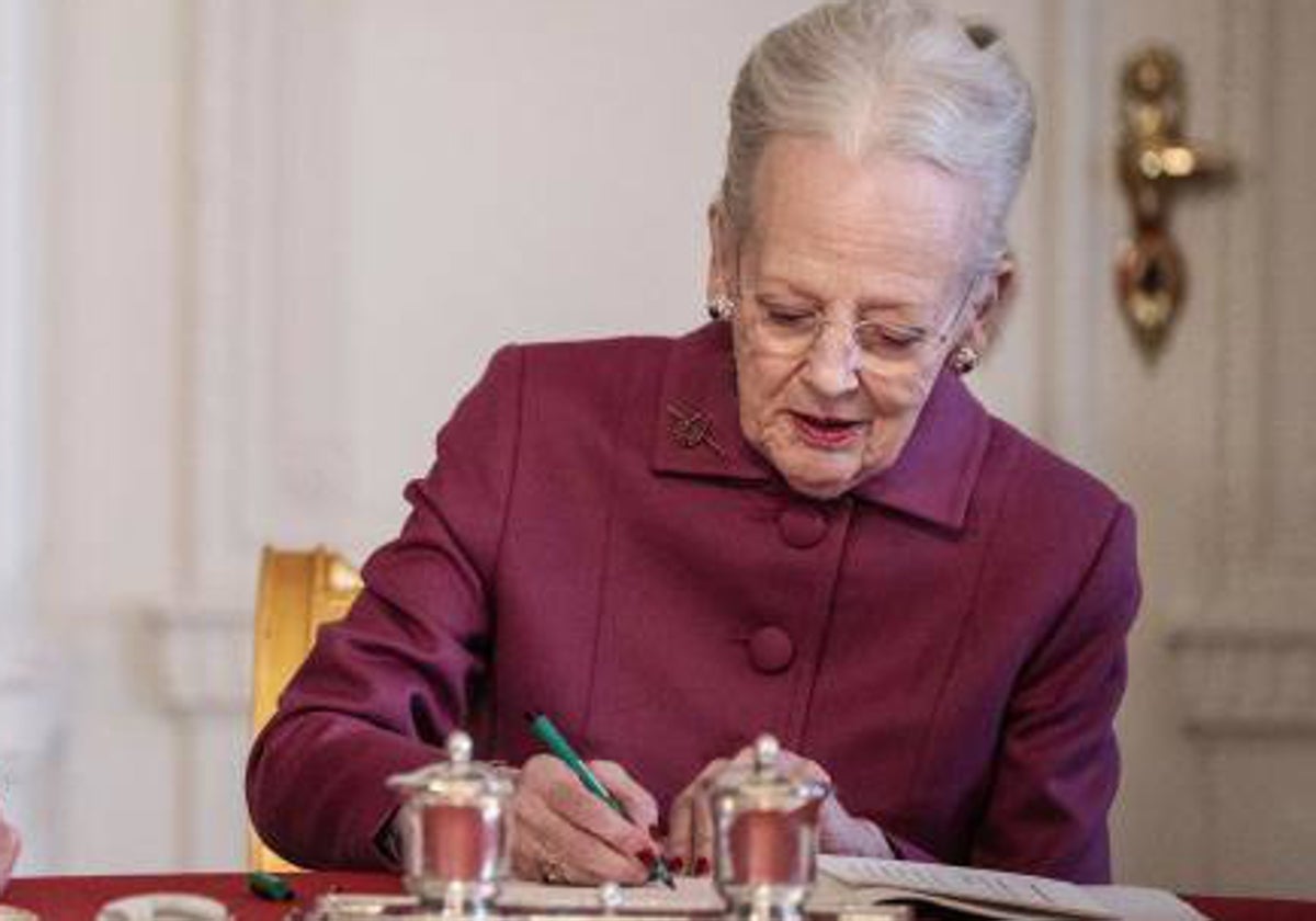 La Reina Margarita II en el momento de la firma de la declaración de abdicación