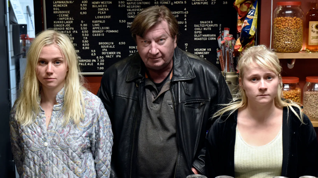 Anna y Kaisa Karjalainen, Maustetytöt, con el director de cine Aki Kaurismäki