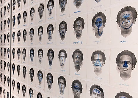 Imagen secundaria 1 - Sobre estas líneas, algunas de las obras que integran la exposición