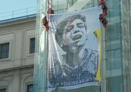 Miembros de Greenpeace escalan el Museo Reina Sofía para denunciar los ataques de Israel en Gaza