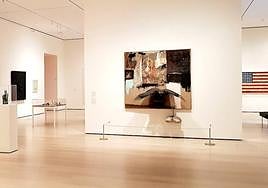 Un artista denuncia al MoMA por agresión sexual diez años después de posar desnudo como escultura viviente para ser rozado