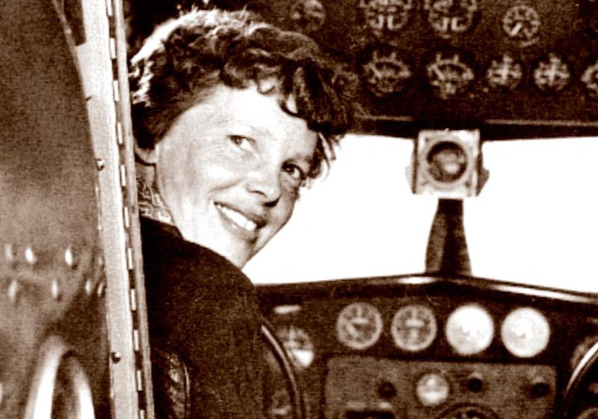 Amelia Earhart a bordo de su Lockheed 10-E Electra