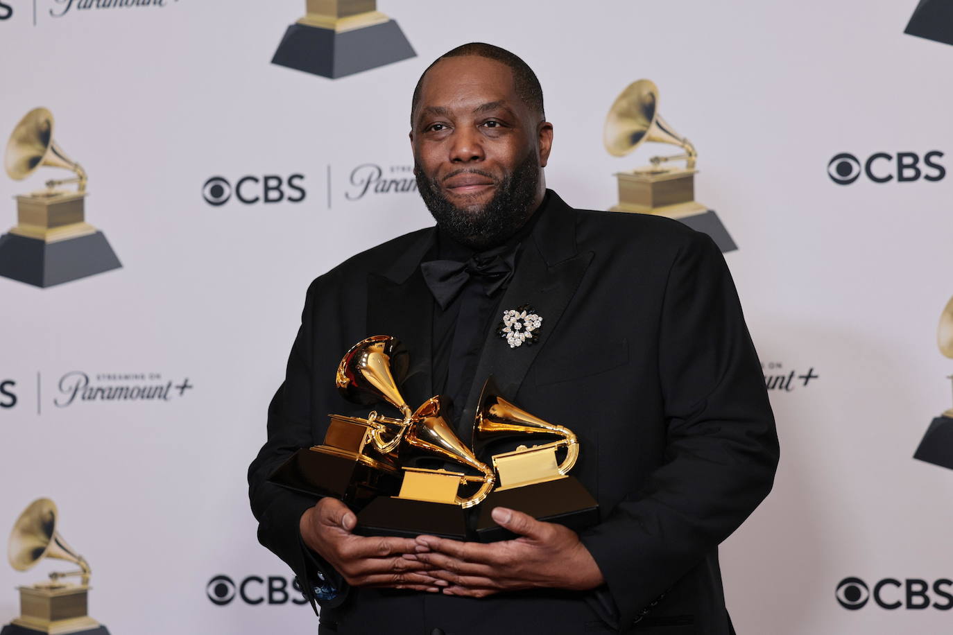 Killer Mike con los Grammy a la mejor canción de rap, mejor interpretación de rap por 'Scientists & Engineers' y mejor álbum de rap por 'Michael'. Momentos después fue arrestado por la Policía
