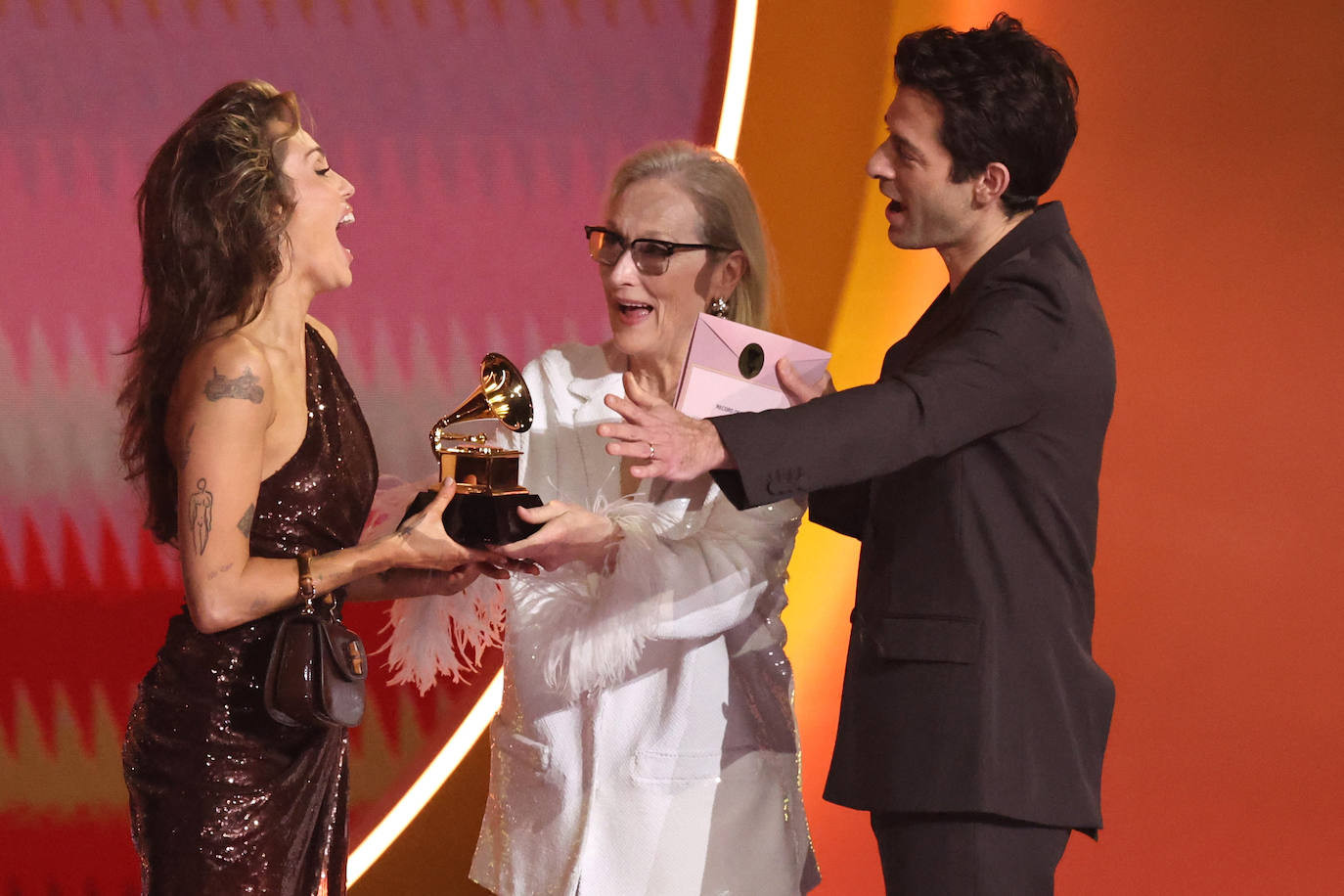 Miley Cyrus recibe el Grammy a la Grabación del año de la actriz Meryl Streep y 
