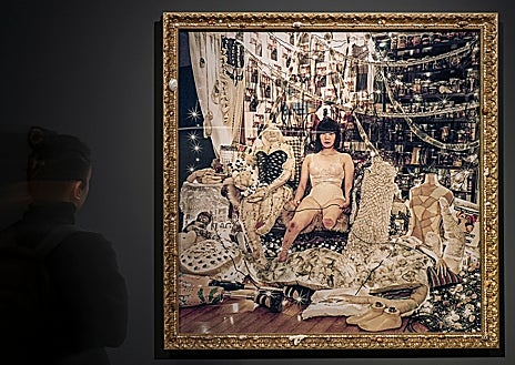 Imagen secundaria 1 - Arriba, instalación de vídeo de Anne Duk Hee Jordan. Sobre estas líneas, una mujer contempla una imagen de Mari Katayama. A la derecha, esculturas de Overtaci