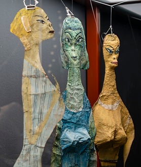 Imagen secundaria 2 - Arriba, instalación de vídeo de Anne Duk Hee Jordan. Sobre estas líneas, una mujer contempla una imagen de Mari Katayama. A la derecha, esculturas de Overtaci