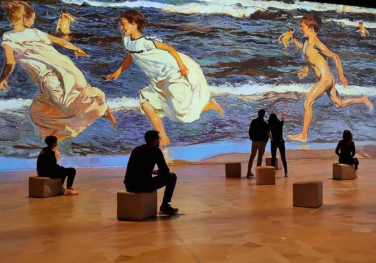 Detalle de la sala inmersiva de 300 metros cuadrados con una imagen de 'Corriendo por la playa'
