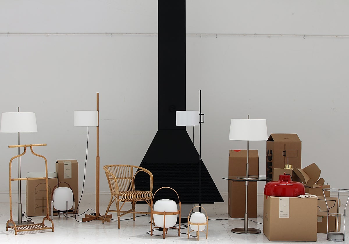 Bodegón con algunas de las principales aportaciones de este creador, como la 'Lámpara Cesta'