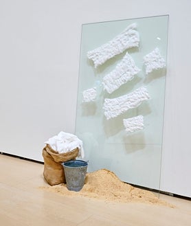 Imagen secundaria 2 - Arriba, 'Sin título'. Colección del artista, Turín. Sobre estas líneas, a la izquierda, 'Sin título (Estructura que bebe)', colección de Carine Szwajcer, Amberes, y 'Torsión', Galería Cívica de Arte Moderna y Contemporánea, Turín. A la derecha, 'Sin título (El algodón empapado se arroja contra el cristal y ahí permanece', The Sonnabend Homem Collection