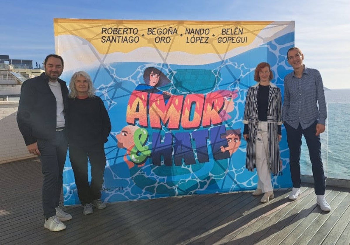 De izquierda a derecha, Nando López, Belén Gopegui, Begoña Oro y Roberto Santiago autores de 'Amor & Hate'.