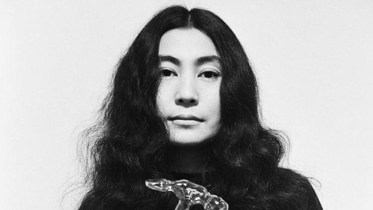 La redención de Yoko Ono, la continua 'performance' de una artista a los 91 años
