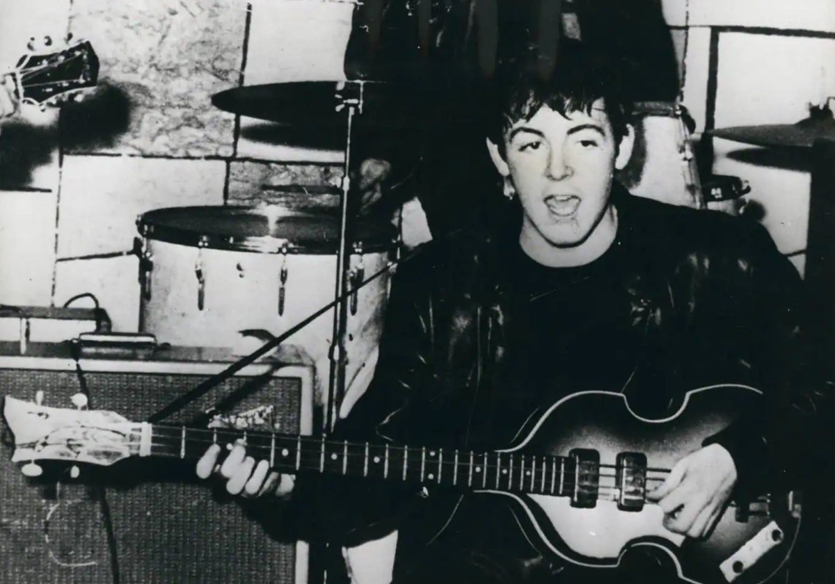 Paul McCartney tocando su Höfner del '61