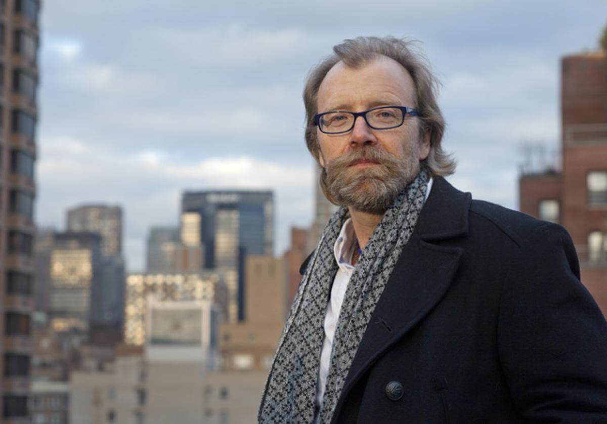 George Saunders: «Los poderes saben que a la gente no la controlas con la fuerza, sino con el deseo»