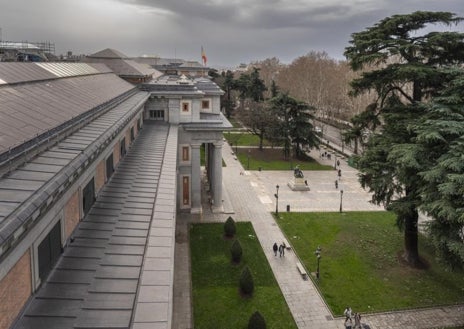 Imagen secundaria 1 - Arriba y sobre estas líneas, tres espectaculares vistas de los tejados del museo y el Paseo del Prado