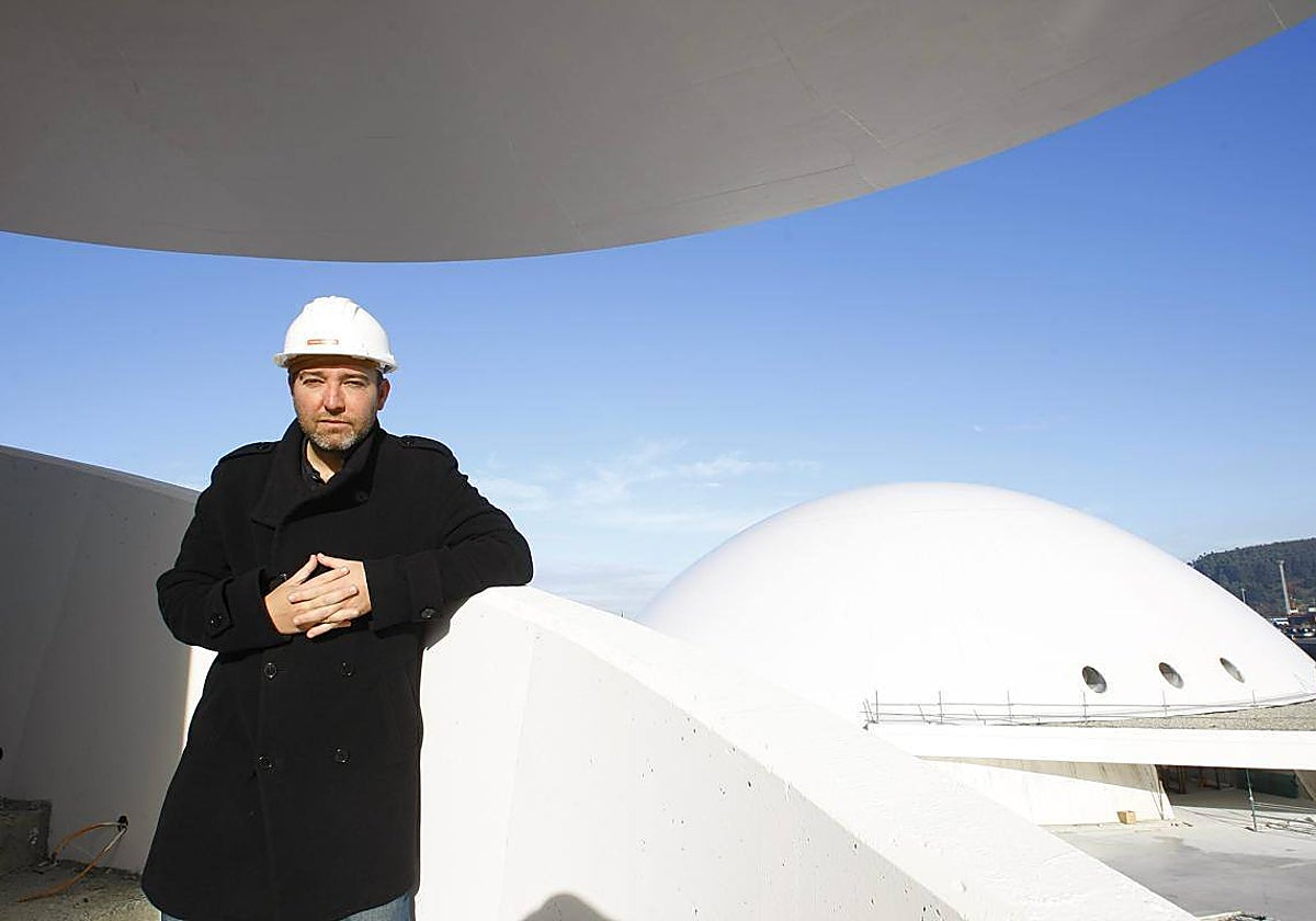 Natalio Grueso, fotografiado durante las obras del Centro Niemeyer de Avilés